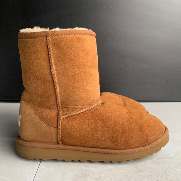 UGG Shoes - UGG Classic II Short Boots Women’s‎ Size 5 Chestnut Sheepskin Suede Winter Brown